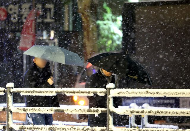 수도권과 강원내륙 산지, 전북동부, 경북북동산지에 대설특보가 발효됐다. 전국 대부분 지역이 27일 오전 내내 눈이나 비가 내릴 것으로 보인다. 사진은 27일 서울 종로구 종각역 인근 거리에서 시민들이 발걸음을 재촉하는 모습. /사진=뉴스1