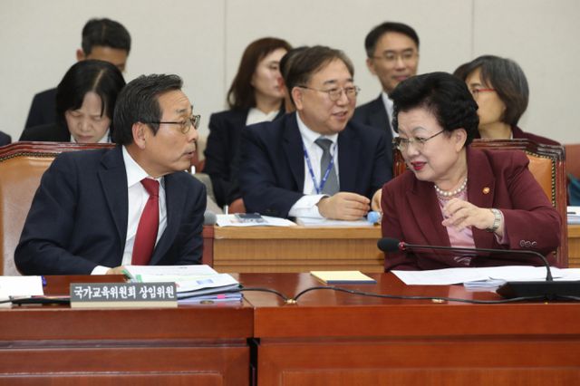 중장기 국가교육발전계획을 다루는 전문가 토론회에서 대학 경쟁력 약화를 해결하려면 대학 등록금 자율화가 필요하다는 주장이 나왔다. 사진은 이배용 국가교육위원장과 김태준 국가교육위 상임위원이 지난 5일 오후 서울 여의도 국회에서 열린 교육위원원회 전체회의에 출석해 대화하고 있는 모습. /사진=뉴스1