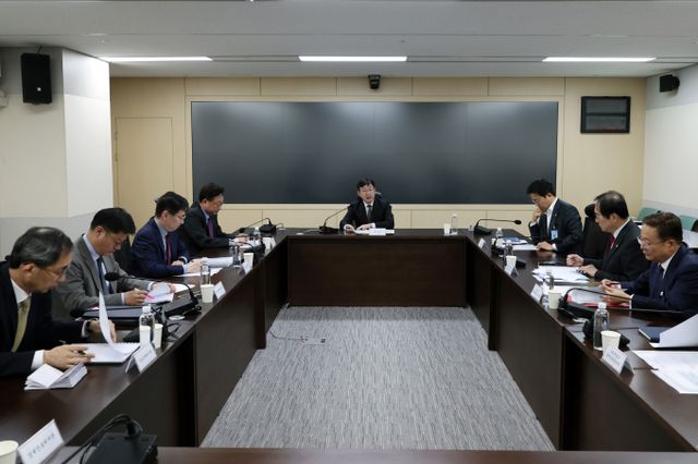 대통령실이 도널드 트럼프 미국 대통령 당선인의 관세 폭탄 예고를 대비하기 위해 긴급 회의를 주재했다. 사진은 성태윤 정책실장(가운데)이 지난 27일 서울 용산 대통령실 청사에서 ‘미국 신행정부 통상·관세 정책 관련 긴급 경제·안보 점검회의’를 주재하는 모습. /사진=뉴시스(대통령실 제공) 