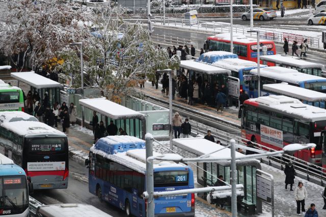 서울시가 제설 비상근무를 2단계로 격상한 가운데 더딘 제설 작업으로 곳곳에서 차들이 정체되고 있다. 수도권과 강원지역을 중심으로 대설 특보가 발효된 가운데 서울 중구 서울역 버스환승센터에서 시민들이 버스를 기다리고 있는 모습./사진=뉴스1