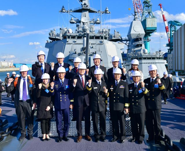 27일 HD현대중공업 울산 본사에서 참석자들이 8200톤급 이지스구축함 정조대왕함 인도식 기념사진을 촬영하고 있다. /사진=HD현대중공업
