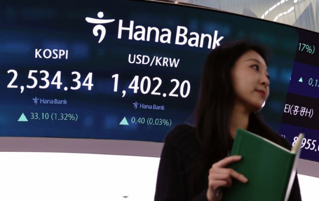 25일 오후 서울 중구 하나은행 본점 딜링룸 전광판에 코스피 지수가 전 거래일 대비 33.1포인트(1.32%) 오른 2534.34를 나타내고 있다. /사진=뉴스1 구윤성 기자