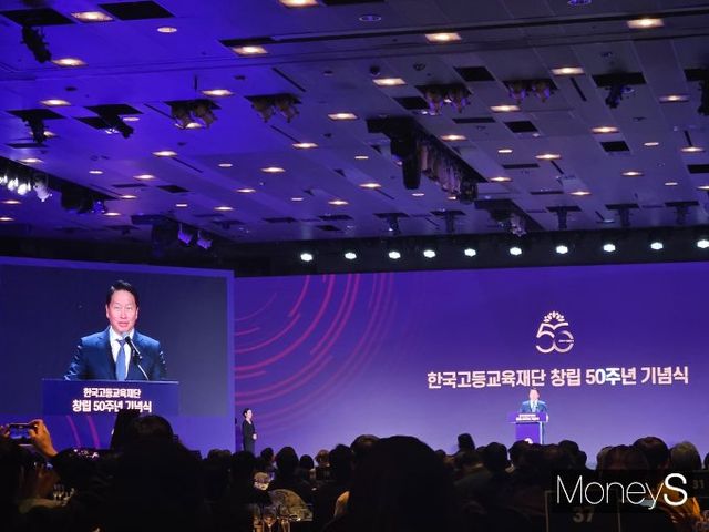 최태원 SK그룹 회장이 26일 서울 광진구 워커힐호텔에서 열린 한국고등교육재단 창립 50주년 기념식에서 기념사를 하고 있다. /사진=최유빈 기자