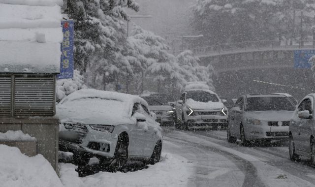 대설 특보가 가운데 국내선 항공편이 잇따라 결항되고 있다. 사진은 이날 빙판길 교통사고가 발생한 모습. /사진=뉴스1