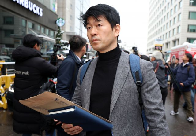  정치 브로커 명태균씨의 공천 개입 의혹 수사와 관련한 검찰 압수수색에 대해 국민의힘이 법과 원칙에 따라 처리하겠다고 전했다. 사진은 27일 서울 여의도 국민의힘 중앙 당사에서 명태균씨 공천개입 의혹과 관련해 압수수색에 나선 창원지검 관계자들의 모습. /사진=뉴스1