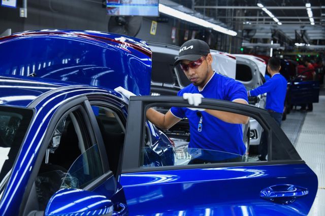 멕시코 작업자가 기아 멕시코 공장 생산라인에서 조립 중인 모습. /사진=기아