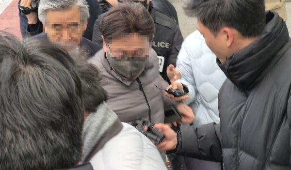 태어난지 일주일 된 장애아 살해를 공모한 혐의를 받는 산부인과 의사 A씨가 구속을 면했다. 사진은 지난 26일 청주지방법원에서 영장실질심시를 받은 후 나오고 있는 A씨의 모습. /사진=뉴시스