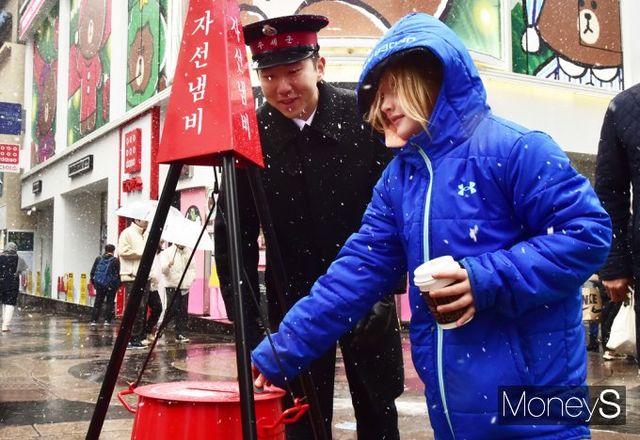 구세군 자선냄비가 올해도 거리에 등장했다. /사진=임한별 기자
