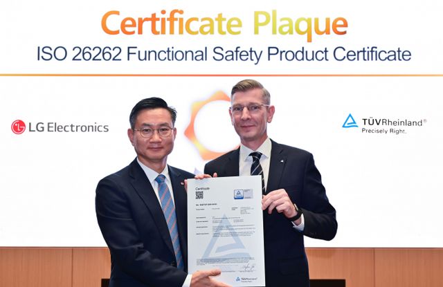 김진경 LG전자 CTO부문 SoC센터장(왼쪽)이 프랭크 주트너 TUV 라인란드 코리아 대표로부터 자체 개발한 차량용 반도체의 국제 안전표준 인증서를 받았다. / 사진=LG전자