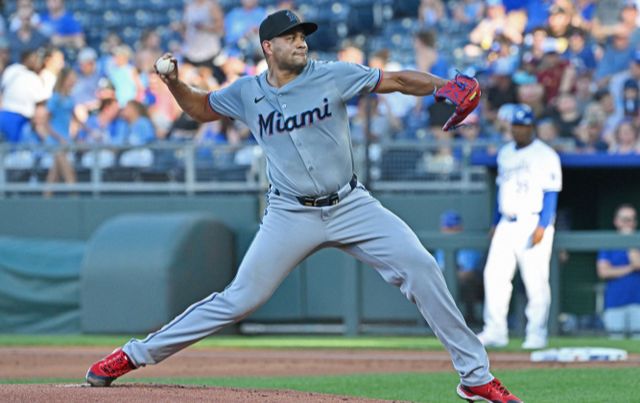 프로야구 LG 트윈스가 새 외국인 투수로 요니 치리노스(31)와 총액 100만달러로 입단 계약을 맺었다. 사진은 지난 6월25일 미국 미주리주 캔자스시티 카우프만 스타디움에서 치리노스가 경기 중인 모습. /사진=로이터