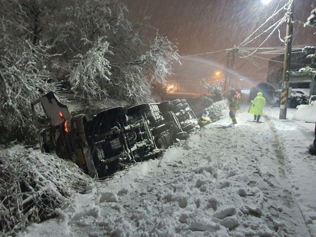 경기 지역 곳곳에 눈 피해가 속출하고 있다. 사진은 27일 경기 하남시 상산곡동에서 눈길을 달리던 화물차가 전도된 모습. /사진=뉴스1(경기도소방재난본부 제공) 