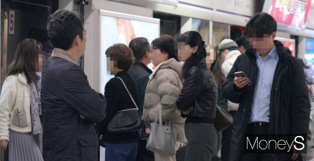 서울시가 러시아워 운행시간을 30분 연장한다. 사진은 서울 중구 서울역사에서 열차를 기다리는 시민들. /사진= 임한별 기자