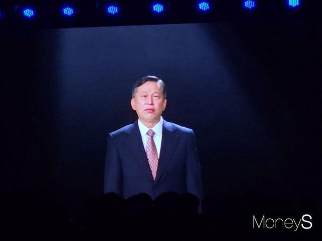 AI로 나타난 한국고등교육재단의 선대 이사장인 고 최종현 SK그룹 선대회장의 모습. /사진=최유빈 기자