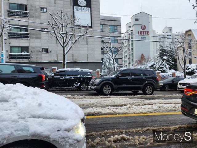 27일 오전 8시 서울시내 인도와 차도 모두 제설작업이 되지 않아 시민들이 불편을 겪고 있다. /사진=황정원 기자