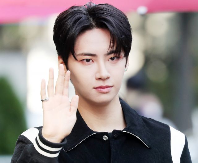 그룹 업텐션 출신 배우 이진혁이 선천적 심장병으로 병역 면제 판정을 받았다고 밝혔다. 사진은 지난 2022년 9월 서울 영등포구 여의도동 KBS 신관에서 진행된 '뮤직뱅크' 리허설에 참석한 가수 이진혁. /사진=머니투데이