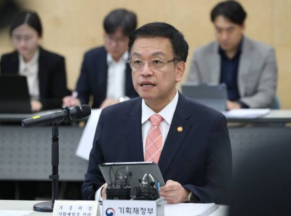 최상목 부총리 겸 기획재정부 장관이 27일 오전 경기 성남시 분당구 한국반도체산업협회에서 열린 산업경쟁력강화 관계장관회의에서 모두발언을 하고 있다./사진=뉴스1