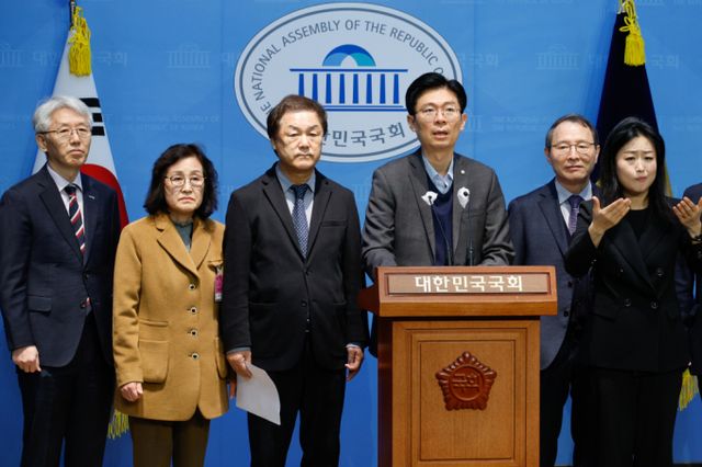  교육부가 국어와 기술·가정 과목엔 인공지능(AI) 디지털교과서를 도입하지 않는 방안을 검토 중인 것으로 나타났다. 사진은 국회 교육위원회 국민의힘 간사인 조정훈 의원이 26일 서울 여의도 국회 소통관에서 고민정·문정복 더불어민주당 의원 대표 발의 초중등교육법 일부개정법률안 반대 기자회견에 앞서 발언하고 있는 모습./사진=뉴스1