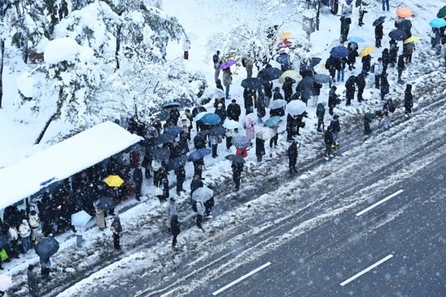 전국에 폭설이 쏟아지면서 휴교·휴원과 재택근무 전환 등 조치가 잇따랐다. 사진은 경기 수원시에서 시민들이 버스를 기다리는 모습. /사진=뉴시스