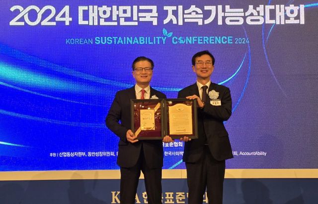 이현준 쌍용C&E 사장(왼쪽)과 한국표준협회 문동민 회장이 시상 후 기념 촬영하고 있다. /사진=쌍용C&E