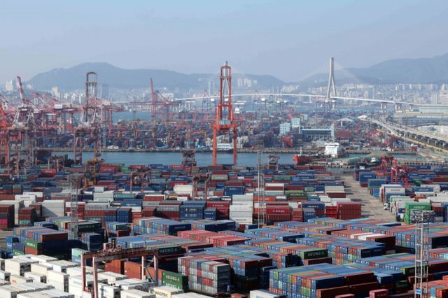 통계청이 29일 발표한 '10월 산업활동 동향'에 따르면 지난달 산업생산, 소비, 투자가 모두 감소했다. / 사진=뉴시스 하경민 기자 /사진=하경민