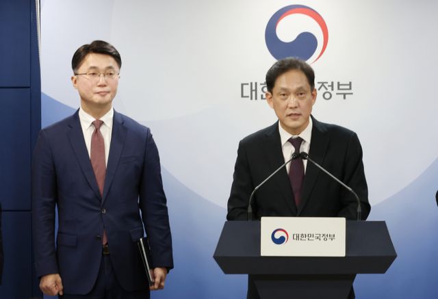 정부가 스팸 문자를 막기 위해 이를 방치하는 이동통신사와 문자 중계사, 재판매사 등에 과징금을 부과하고 불법 스패머의 부당 이익을 몰수한다. 사진은 김태규 방송통신위원회(방통위) 위원장 직무대행이 28일 오전 서울 종로구 정부서울청사에서 불법스팸 근절을 위한 강력한 '불법스팸 방지 종합대책' 발표를 하고 있는 모습. /사진=뉴시스