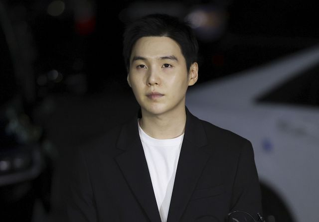 보일러 제조·판매 기업인 귀뚜라미그룹 창업주 최진민 회장이 방탄소년단(BTS) 멤버 슈가(본명 민윤기)가 전세로 거주했던 유엔빌리지 내 고급빌라 파르크한남을 170억 원에 매입한다. 사진은 지난 8월 서울 용산구 용산경찰서로 출석한 그룹 방탄소년단 멤버 슈가. /사진=뉴시스