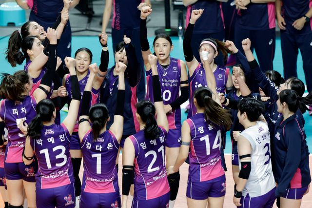 여자배구 흥국생명이 지난 28일 GS칼텍스를 제치고 3-1로 승리했다. 사진은 지난 28일 서울 중구 장충체육관에서 열린 2024-2025 V리그 여자부 흥국생명과 GS칼텍스의 경기, 세트스코어 3-1로 승리한 흥국생명 선수들의 모습. /사진=뉴시스
