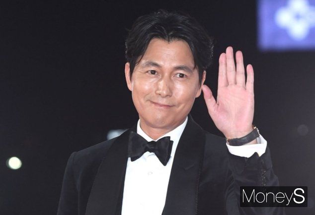  혼외자 스캔들에 열애설 등 11월 연예계를 떠들썩하게 한 배우 정우성이 청룡영화상에 등판할 지 관심이 집중된다. 사진은 지난 2022년 11월 서울 영등포구 여의도KBS홀에서 열린 제43회 청룡영화상 레드카펫 행사에 참석한 배우 정우성. /사진=장동규 기자