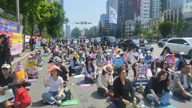 의료인이 아니라도 문신을 할 수 있게 만드는 법안을 여·야 모두 발의한 가운데 국회에서 통과가 될 지 주목된다. 사진은 지난 5월 9일 대구 수성구 범어동 대구지방법원 앞에서 전국 문신사 200여 명이 눈썹 문신시술 의료법 위반 여부 관련 국민참여재판을 앞두고 무죄 선고를 촉구하는 집회를 여는 모습. /사진=뉴스1