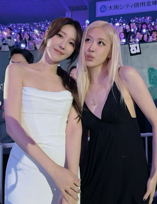 배우 이지아(왼쪽)가 걸그룹 블랙핑크 멤버 로제와 찍은 사진을 공개했다. /사진=이지아 인스타그램