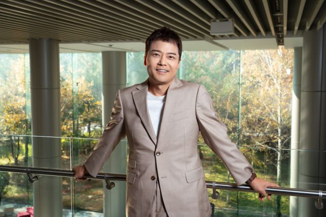 방송인 전현무가 제주비엔날레 특별전시에서 자신의 작품을 공개했다. 사진은 전현무가 지난해 11월22일 서울 마포구 LG유플러스 상암사옥 진행된 U+모바일 KBS 예능 '서치미' 기자간담회를 위해 포즈를 취한 모습. /사진=스타뉴스