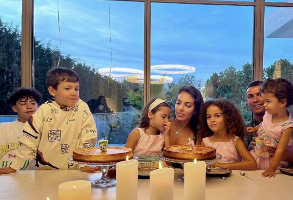 배우 정우성 팬들이 공개한 성명에 유명 축구선수 크리스티아누 호날두가 언급되자 사람들이 그의 특이한 가족 관계에 대해 주목하고 있다. /사진=호날두 인스타그램 