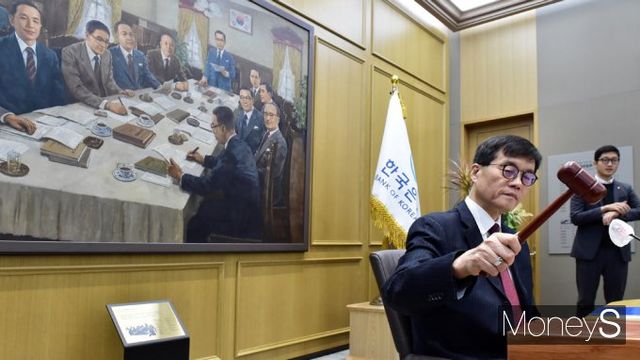 한국은행이 28일 올해 마지막 금융통화위원회(금통위)를 열고 기준금리를 3.00%로 깜짝 인하했다. 사진은 이창용 총재가 금통위 시작을 알리고 있다./사진=임한별 기자