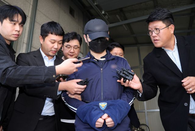 검찰이 여자 군무원을 살해한 뒤 북한강에 시신을 유기한 국방부 직할부대 소속 현역 육군 장교 양광준(38)을 구속기소 했다. 사진은 양광준이 지난 4일 강원 춘천경찰서에서 조사를 위해 강원경찰청으로 이송되는 모습. /사진=뉴스1(공동취재)