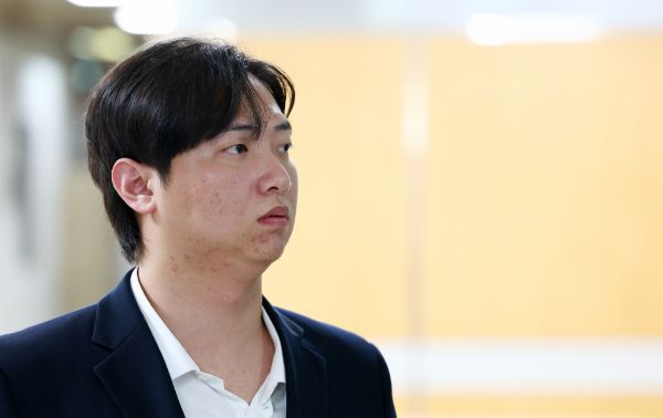 야구선수 김하성(샌디에이고 파드리스)을 협박해 돈을 갈취한 혐의를 받는 임혜동씨가 김하성을 상대로 제기한 1억원의 민사 소송에서 패소했다. 사진은 지난 7월 서울 서초구 서울중앙지방법원에서 열린 구속 전 피의자 심문(영장실질심사)에 출석하고 있는 임씨의 모습. /사진=뉴시스