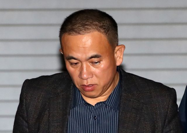 법원이 지난 27일 정치 브로커 명태균씨가 구속 수사가 부당하다며 법원에 낸 구속적부심 청구를 기각했다. 사진은 명태균씨가 지난 14일 경남 창원시 성산구 창원지방법원에서 열린 구속 전 피의자 심문(영장실질심사)을 마친 후 대기 장소인 창원교도소로 가기 위해 호송차로 이동하는 모습. /사진=뉴스1