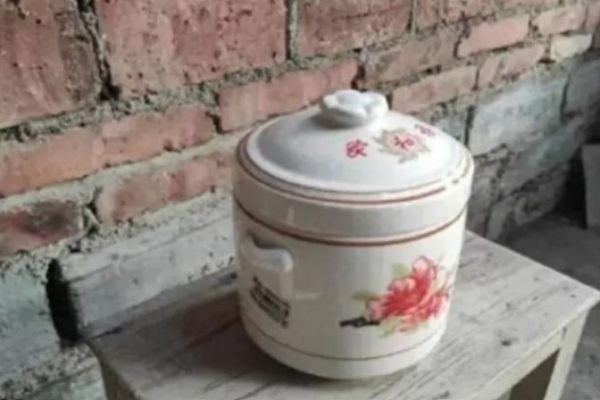 중국 한 장례식장이 조리용 냄비로 판매되는 제품을 유골함으로 사용하고 있어 논란이 일었다. /사진=후난일보