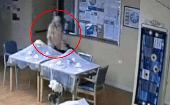 치매 증세로 스테이크 나이프를 들고 다닌 95세 할머니에게 테이저건을 쏴 숨지게 한 경찰관에게 유죄가 선고됐다. /사진=유튜브 채널 '9 news australia'