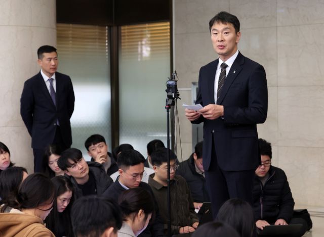 이복현 금융감독원장이 28일 서울 중구 명동 은행회관에서 열린 은행지주 이사회 의장들과의 간담회를 마친 후 백브리핑을 하고 있다. / 사진=뉴스1 김성진 기자 /사진=(서울=뉴스1) 김성진 기자