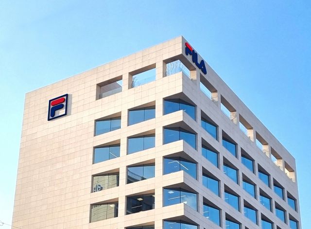 휠라홀딩스가 글로벌 ESG 지수인 FTSE4Good(사회책임투자지수)에 최초로 편입됐다. FTSE4Good 지수는 런던증권거래소 산하의 파이낸셜타임스 스톡익스체인지(FTSE) 러셀이 평가해 발표하는 ESG 평가 전문 지수다. /사진=휠라홀딩스 