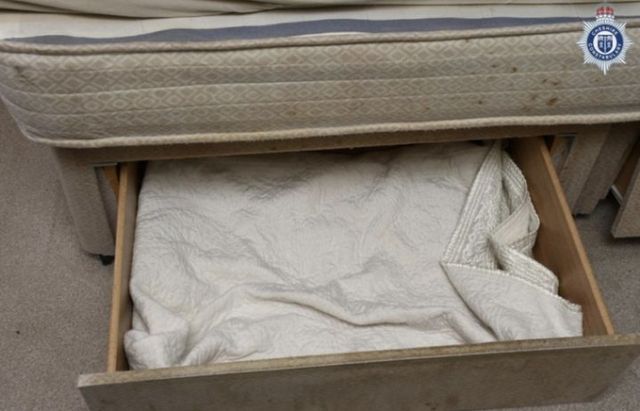 영국에서 침실 서랍에 영유아 딸을 3년 동안 가둔 여성이 징역 7년6개월을 선고받았다. 사진은 침대 서랍에 영유아 딸을 3년간 가둬 키우다 적발된 영국 여성의 집 모습. /사진=뉴시스(체스터 경찰서 홈페이지)