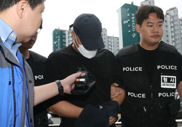 슈퍼마켓 점주를 살해한 뒤 4만원을 훔쳐 달아난 40대 남성이16년 만에 경찰에 붙잡혀 징역 30년을 선고 받았다. 시흥 슈퍼마켓 살인사건 유력 용의자 A씨가 구속 전 피의자 심문(영장실질심사)에 출석하는 모습./사진=뉴스1