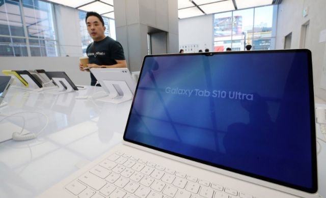 고객들이 지난 10월4일 서울 삼성스토어 강남점에서 새롭게 출시된 '갤럭시 탭 S10 울트라'와 '갤럭시 탭 S10+'를 살펴보고 있다. /사진=뉴스1