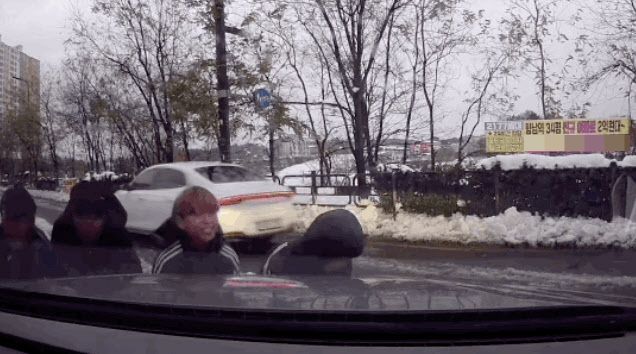 초등학생 무리가 도로 한가운데를 빠져나오지 못하고 있는 차량을 발견하자 도와줬다는 사연이 전해졌다. /사진=온라인 커뮤니티 갈무리