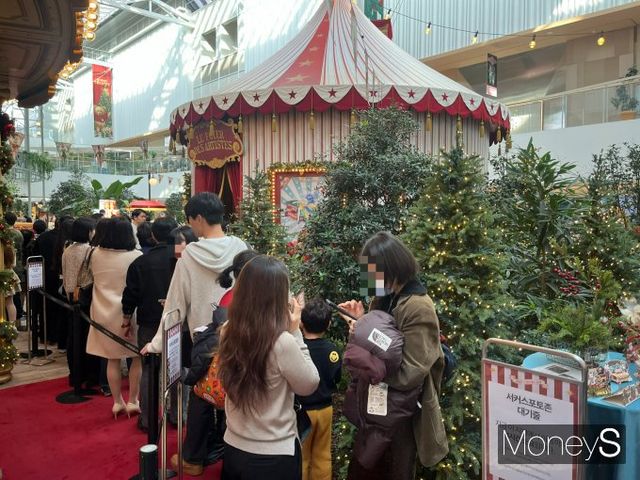 크리스마스 빌리지 내부에서도 사진을 찍기 위해 대기하는 사람들의 모습./사진=박정은 기자