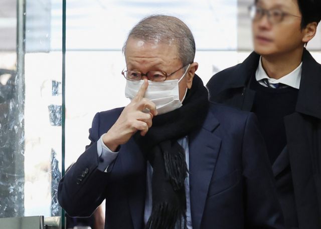 100억원대 배임과 허위 광고 등의 혐의를 받는 홍원식 전 남양유업 회장이 구속됐다. 100억대 횡령·배임 의혹이 불거진 홍원식 전 남양유업 회장이 특정경제범죄 가중처벌법상 배임 혐의로 영장실질심사를 받기 위해 서울중앙지법에 출석하는 모습. /사진=뉴시스