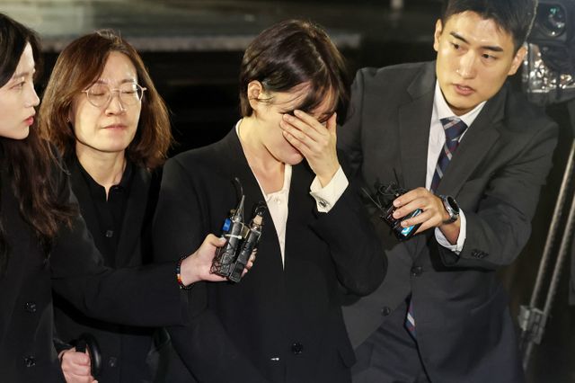 공유 숙박업소를 신고없이 운영한 혐의를 받고 있는 문재인 전 대통령의 딸 문다혜씨가 불구속 송치됐다. 사진은 문다혜씨가 지난달 18일 서울 용산구 용산경찰서에서 피의자 조사를 마친 뒤 귀가하는 모습. /사진=뉴스1