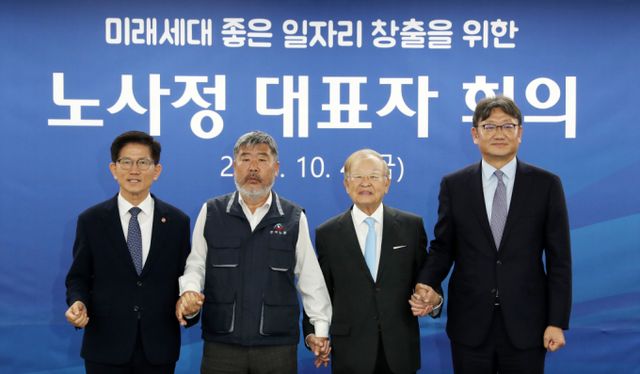 현행 근로시간 제도를 두고 노사 간 의견 차이가 여전히 크다. 사진은 지난달 경제사회노동위원회에서 열린 노사정 대표자 회의에 참석한 김문수 고용노동부 장관, 김동명 한국노동조합총연맹 위원장, 손경식 한국경영자총협회 회장, 권기섭 경제사회노동위원회 위원장(왼쪽부터). /사진=뉴스1