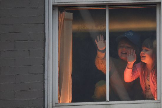 미국 뉴욕에서 열린 제98회 메이시스 추수감사절 퍼레이드에서 어린이들이 창문에서 지켜보고 있다. /사진=로이터