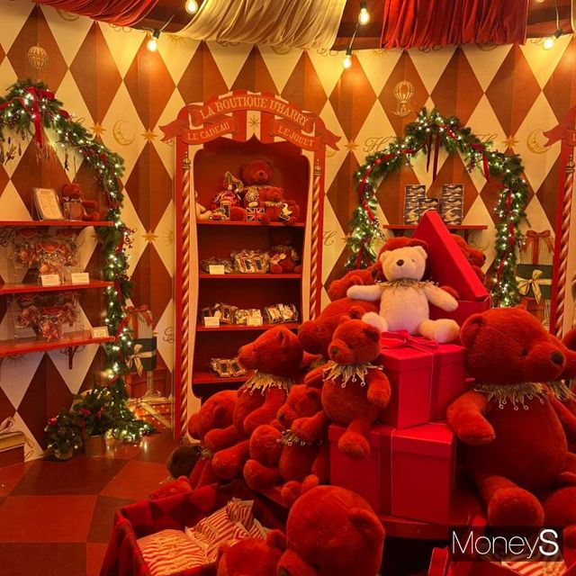 크리스마스 시즌을 맞아 더현대의 크리스마스 빌리지가 인기를 끌고 있다./사진=박정은 기자